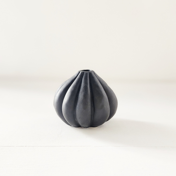 Ceramic Poppy Pot budvase - Small - Black - <p style='text-align: center;'><b>HOT NEW ITEM</b><br>
R 20</p>